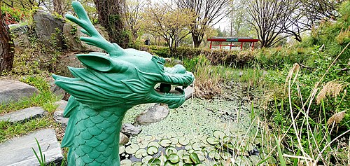 流れの中の金属竜