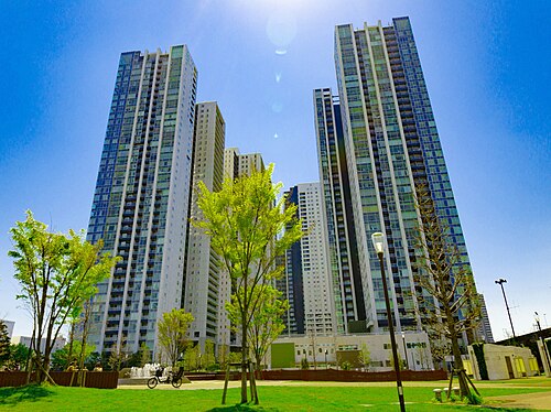 東京都港区にあるワールドシティは、日本の建築基準法では「大規模マンション」に分類される。