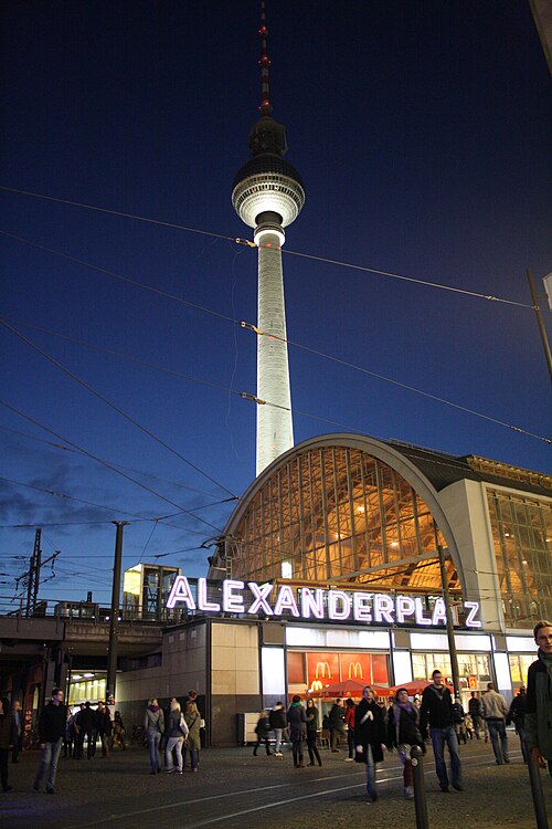アレクサンダー広場とフェルンゼートゥルム駅
