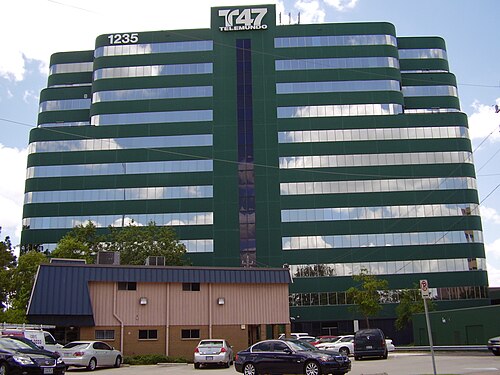 テレムンド47のロゴが飾られた高層オフィスビル