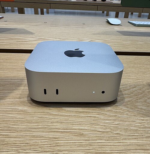 Apple Storeに展示されているMac mini（M4、2024年モデル）。