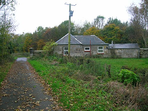 ミルバーンロッジと門。1858年以降に建てられた建物。エグリントン城の猟場番の一人が住んでいる。[2]