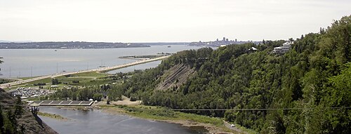 滝の反対側の周辺地域を眺める。遠くにケベック市が見える