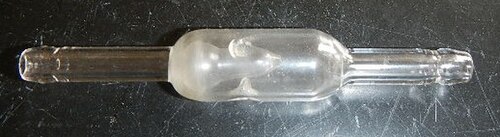 全面ガラス製の逆止弁。