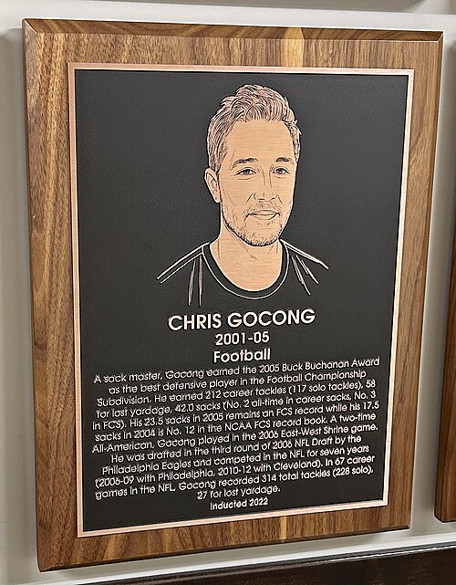 2005年にカリフォルニア・ポリテクニック大学をモンタナ大学とのFCSプレーオフでの勝利に導いたクリス・ゴコングは、フィラデルフィア・イーグルスに第3ラウンドでドラフトされ、NFLで6年間プレーした。