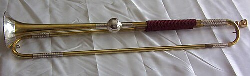 白い布の上にバルブのない金属楽器
