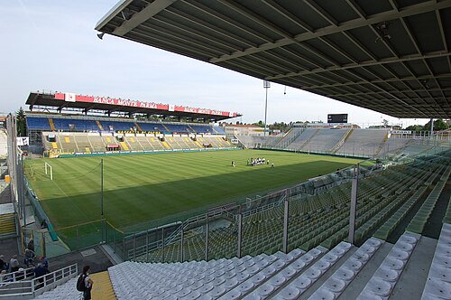 サッカー場とその周囲のスタンドを一角から見た景色。
