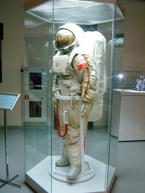 モスクワの宇宙飛行記念博物館にある宇宙服の模型。