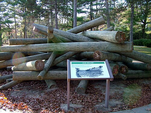川の丸太の詰まりがどのようなものかを示す屋外展示