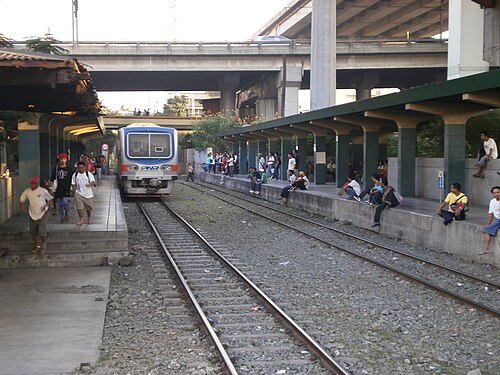 EDSA駅のPNR DMU（2011年）。