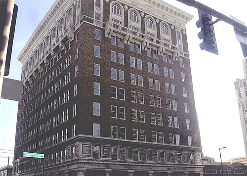 ルアーズ・ビルディングは、1924年に建てられた歴史的な10階建ての建物です。フェニックスのダウンタウン、ウェスト・ジェファーソン通り11番地に位置しています。国家歴史登録財に登録されています。