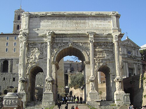 ローマにあるセプティミウス・セウェルスの凱旋門は、西暦203年から205年にかけて、セプティミウス・セウェルス帝とその二人の息子、カラカラとゲタのパルティアに対する勝利を記念して建てられた。