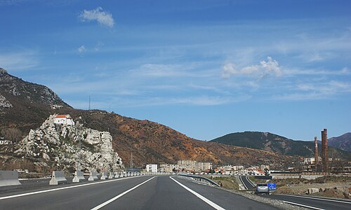A1高速道路沿いの左上にあるルービック教会