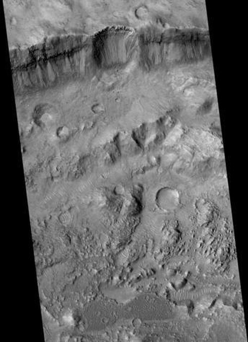HiRISE から見たカンソクレーターの北壁と底