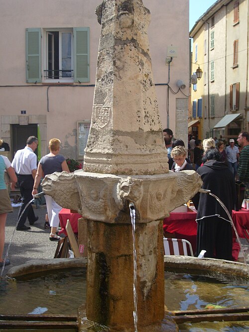 バッス＝シュル＝イソルの樽噴水（1542 年）。噴水の上の鉄の棒は、上から大砲から注がれる水で満たされた壺や水差しを支えるために設計されました。