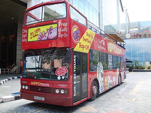 シンガポールの HippoTours が運行するオープントップの 2 階建てボディの Scania L94UB、Soon Chow。