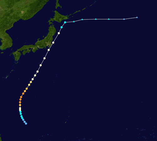 赤道の北側の西太平洋を横切る経路の地図。経路はフィリピンの東から始まり、おおむね北方向に進み、東日本付近を通過して急に右に曲がり、外洋上を真西に進みます。