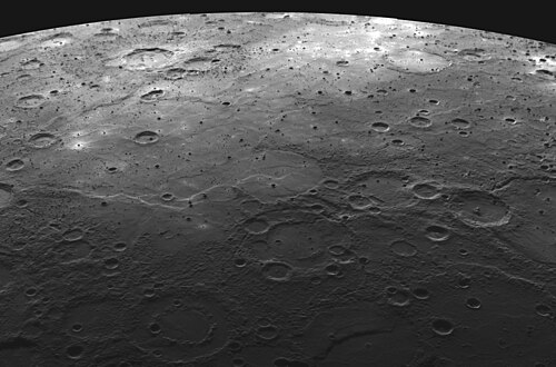 水星には、溶岩で覆われたクレーターや、広大な滑らかな火山平原が広がっている。