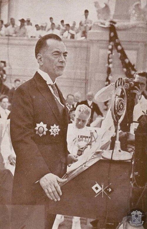 1935年11月15日、マニラの国会議事堂で就任演説を行うケソン。