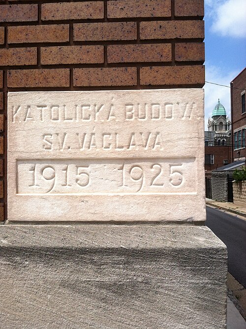 「Katolická Budova Sv. Václava」（聖ヴァーツラフのカトリック建物）と書かれた聖ヴァーツラフ図書館のチェコの礎石。
