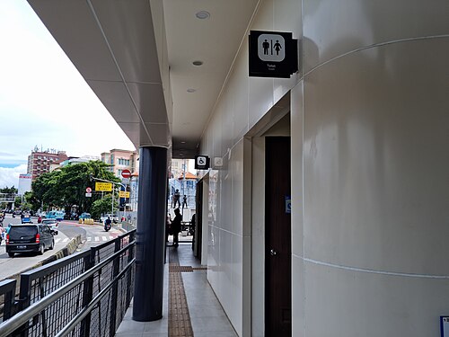 一般用トイレとバリアフリー対応トイレは南側の入り口付近にあります。