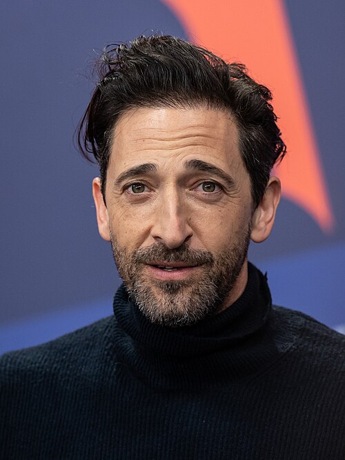 2023年ベルリン国際映画祭でのエイドリアン・ブロディの顔と肩を捉えた写真