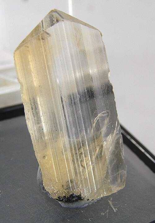 モロッコ、トゥイシット地区産のアングレサイト結晶（サイズ：2.8 × 1.6 × 0.5 cm）