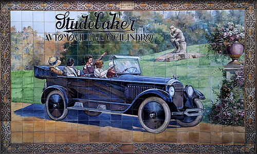 1924年、セビリアで開催されたビッグシックス・ツーリングカーレースのために設置された、照明付きのタイル張りの展示台。