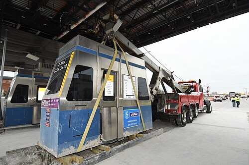 料金所は大型車両でストラップを使って撤去される