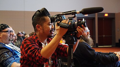 ジャン・オチョアがPAX East 2018の座席エリアでビデオコンテンツを制作している様子