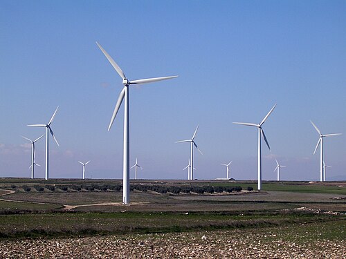 約 12 基の 3 枚羽根の白い風力タービンを備えた風力発電所。