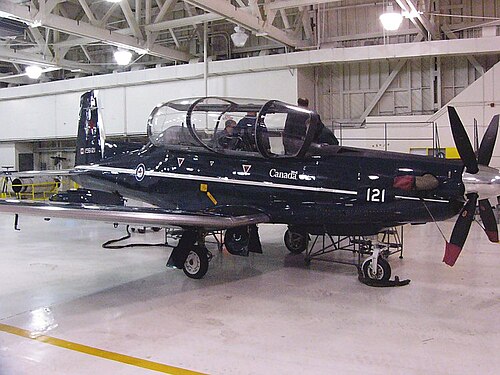 2機のCFFTSのうちのレイセオンCT156ハーバードII、CFBムースジョーにて、2005年11月3日メンテナンス中