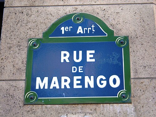 緑の縁取りの青い道路標識。白字で「1er Arrt」、その下に「RUE DE MARENGO」と書かれています。
