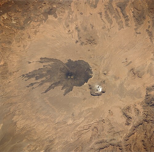 Pic Toussidé と Trou au Natron を示すタルソ トゥシデの衛星画像