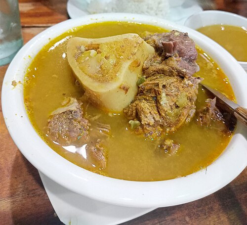 カンシと呼ばれる、牛すね肉と骨髄のスープは、バコロドが発祥の料理である。