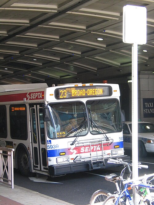 2006 年にペンシルバニア コンベンション センターのアーケードの下を通過するニュー フライヤー D40LF ルート 23 バス