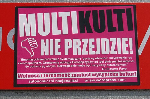 ポーランド語で「MULTIKULTI / (親指を下に向けて) NIE PRZEJDZIE! (多文化主義は通用しない!)」という見出しが書かれたピンク色のポスター
