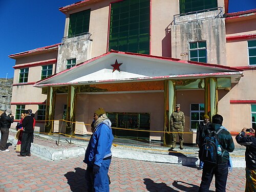 峠にあるインド軍事務所から撮影した中国軍事務所。