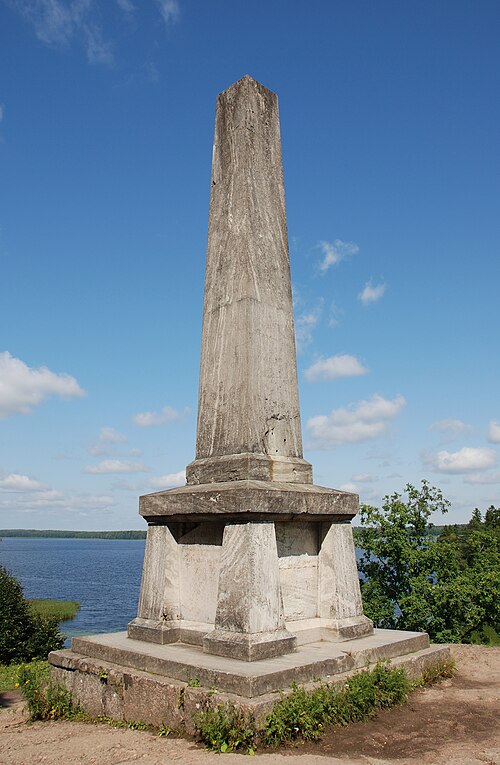 ロシアのヴィボルグにあるモンレポス公園にあるブロイ兄弟のオベリスク。1827 年に建立された。