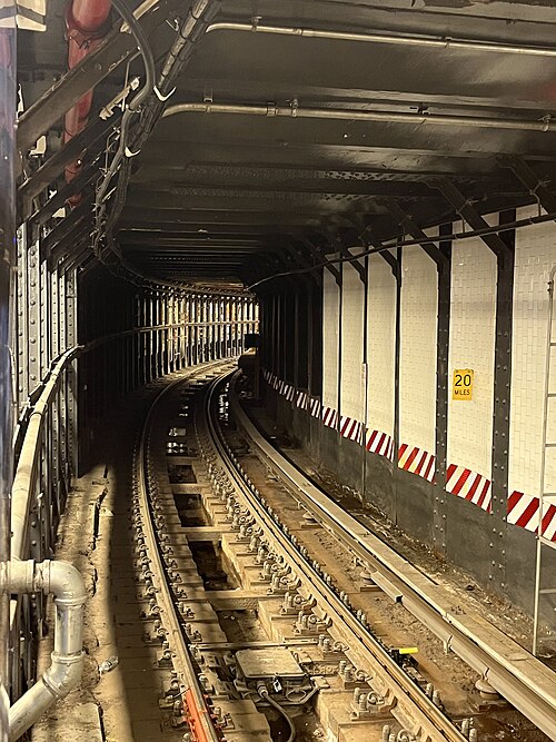 現在のシャトルプラットフォームから見た、タイムズスクエア駅の現在は閉鎖されている北行きプラットフォーム