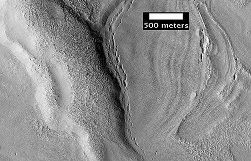 HiWish プログラムの下で HiRISE が観察したプロトニルス・メンサエの穴。