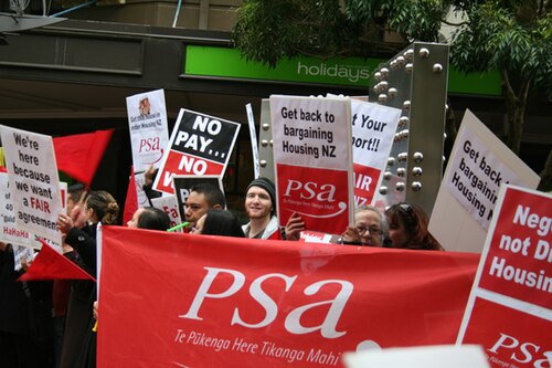 PSAのメンバーは、2010年にニュージーランド住宅公社との紛争中に集会を開いた。