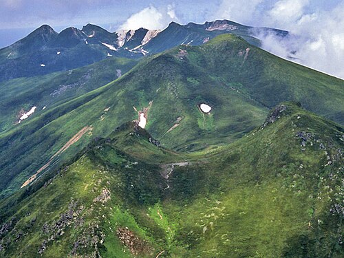 羅臼岳から見る知床半島の山々（2007年7月）。手前は三峰山、中は佐知類岳、奥は硫黄岳