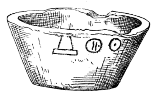いくつかの象形文字が刻まれた壊れた石のボウルの絵