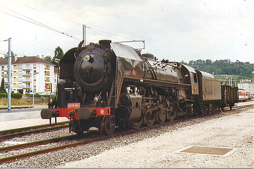 1996 年 8 月 1 日、ロン ル ソーニエ (ジュラ) 駅の機関車 141R568。この機関車は CITEV 観光線で運行されています。