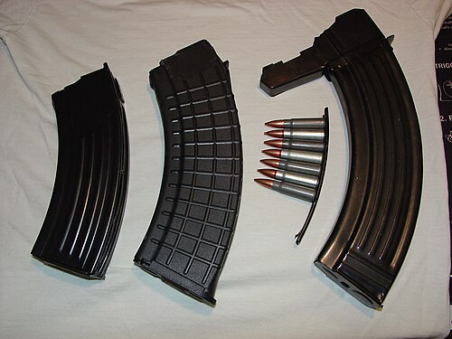7.62×39mmライフル3丁用のマガジンと、弾薬が装填されたストリッパークリップ