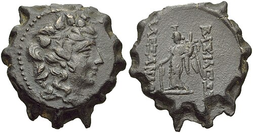 アレクサンドル2世の硬貨。表面にはツタの葉に囲まれたディオニュソス神の胸像が描かれている。裏面には翼のあるテュケーの立像が描かれている。