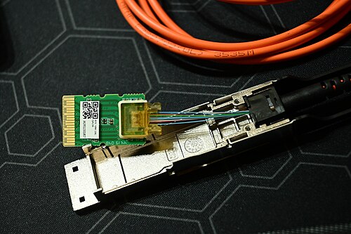 光ファイバー接続部と電子回路を示す、分解されたQSFPトランシーバー