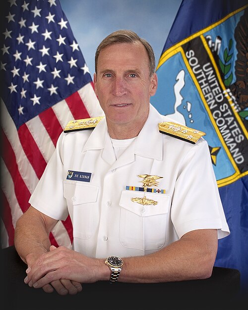 ジョセフ・D・カーナン海軍中将が、米国南方軍副司令官を務めていた当時、海軍の制服（白）を着用していた。