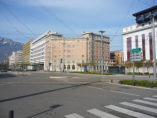 6階建ての黄土色のアールデコ様式の建物があるカースクエア。
